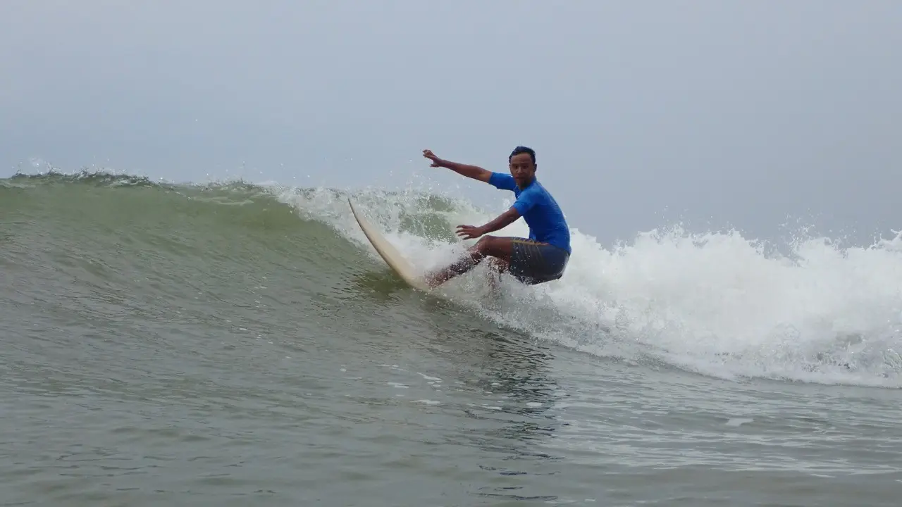 Selancar di Pantai Cimaja