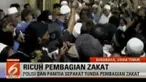 Polisi terpaksa bertindak tegas dengan menghadang pengantre zakat yang memaksa masuk.