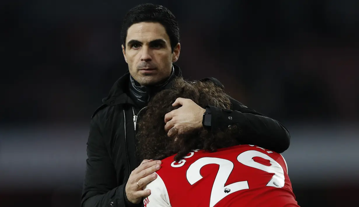 Pelatih Arsenal Mikel Arteta memeluk gelandang Matteo Guendouzi usai pertandingan melawan Chelsea pada lanjutan Liga Inggris di  Stadion Emirates, London (29/12/2019). Arsenal kalah tipis atas Chelsea 1-2. (AFP Photo/Adrian Dennis)