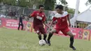 Pemain STIMED Nusa Palapa, Anderson Kabes, berebut bola dengan pemain Unhas, Arianto, pada laga Torabika Campus Cup 2017 di Stadion UNM, Makassar, Rabu, (18/10/2017). STIMED Nusa Palapa menang 1-0 atas Unhas. (Bola.com/M Iqbal Ichsan)