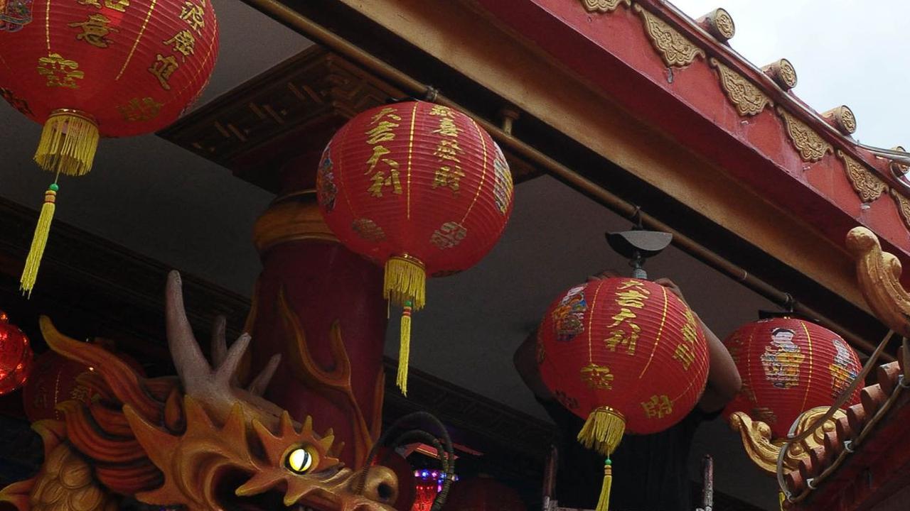 Lampu lampion menjadi salah satu ornamen yang lekat dengan perayaan Tahun Baru Imlek. Merdeka.com/Imam Buhori<br>