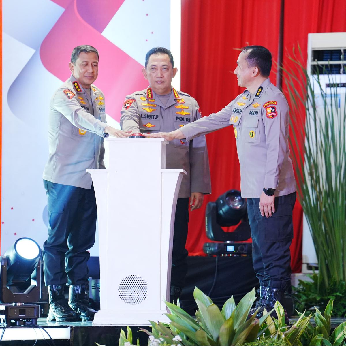 Kapolri Jenderal Listyo Sigit Prabowo menghadiri kegiatan Bakti Kesehatan di Polres Metro Bekasi, Senin (16/6/2025).