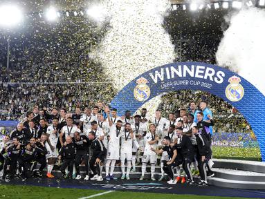 Para pemain Real Madrid merayakan dengan trofi setelah memenangkan pertandingan melawan Eintracht Frankfurt pada final Piala Super Eropa di Stadion Olimpiade Helsinki, Finlandia, Kamis (11/8/2022). Real Madrid menang atas Eintracht Frankfurt 2-0. (AP Photo/Sergei Grits)