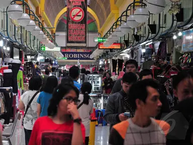 Sejumlah pengunjung terlihat mengunjungi pusat perbelanjaan di kawasan Blok M, Jakarta, Jumat (1/8/14). (Liputan6.com/Faizal Fanani)