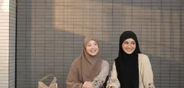 Dalam potret terbaru yang mereka unggah, keduanya tampil serasi bak “kembar”, sama-sama anggun dengan gamis panjang dan hijab syar’i bernuansa earthy yang menenangkan. Busana yang mereka kenakan ini juga menjadi salah satu koleksi ShibyShireen yang kabarnya akan segera launching, dan tak heran kalau banyak pengikut mereka sudah menunggu-nunggu rilis resminya.  [@shireensungkar].
