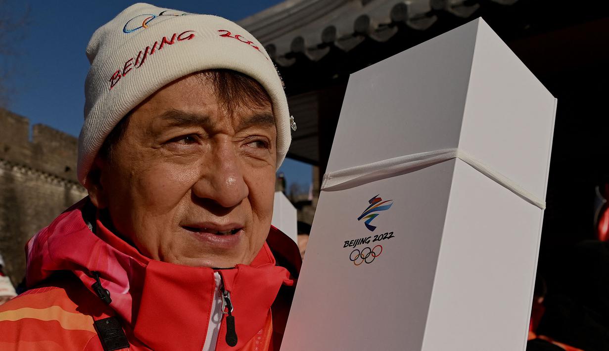 Aktor Jackie Chan terlihat di Tembok Besar Badaling pada hari kedua estafet obor di Beijing pada 3 Februari 2022, sehari sebelum dimulainya Olimpiade Musim Dingin Beijing 2022. (AFP/Noel Celis)