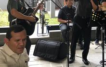 Potret Gaya Jenderal Agus Subiyanto Main Gitar, Iringi Anggota DPR Karaokean di Rumahnya