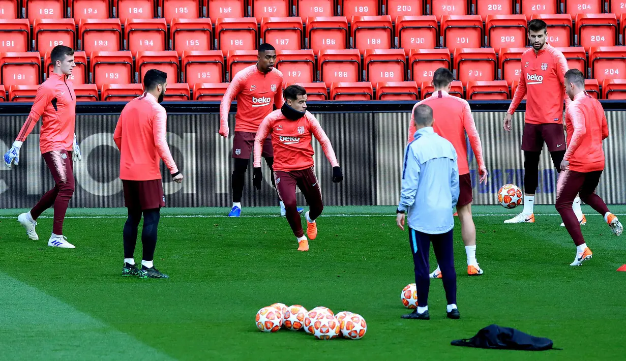 Pemain Barcelona Philippe Coutinho (tengah) mencoba merebut bola dari rekan-rekan setimnya saat berlatih jelang menghadapi Liverpool pada leg kedua semifinal Liga Champions di Stadion Anfield, Liverpool, Inggris, Senin 6 Mei 2019. (Peter Byrne/PA via AP)