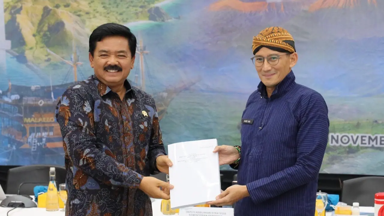 Menteri Agraria dan Tata Ruang/Kepala Badan Pertanahan Nasional (ATR/BPN), Hadi Tjahjanto (kiri) dan Menteri Pariwisata dan Ekonomi Kreatif (Parekraf), Sandiaga Uno menghadiri Rapat Tingkat Menteri terkait Finalisasi Rencana Induk Destinasi Pariwisata Nas