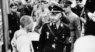 Perwira tinggi Nazi, Heinrich Himmler, memakai desain Hugo Boss.