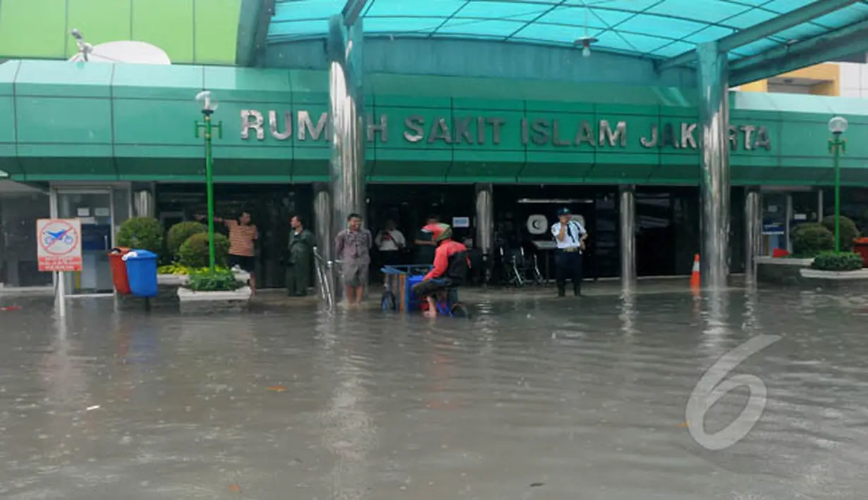 Rumah Sakit Islam Jakarta terendam banjir sekitar 70-80 cm, Senin (9/2/2015). (Liputan6.com/Herman Zakharia)