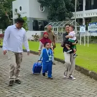 Melihat gaya busana Kahiyang Ayu saat antar anak ke sekolah (@bobbynst)