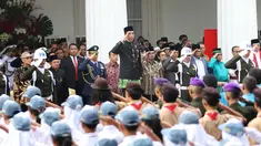 Presiden Joko Widodo memberi hormat bersama peserta upacara lainnya saat upacara Hari Lahir Pancasila di Gedung Pancasila, Jakarta, Kamis (1/6). Upacara ini merupakan yang pertama setelah 71 tahun kemerdekaan Indonesia. (Liputan6.com/Angga Yuniar)