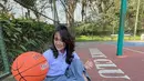 Pedangdut yang kini sedang naik daun, Happy Asmara pernah unggah foto memakai seragam SMA. Happy dengan memegang bola basket ini terlihat sangat menawan. Tak heran, foto Happy Asmara pakai seragam SMA ini banjir pujian. (Liputan6.com/IG/happy_asmara77)
