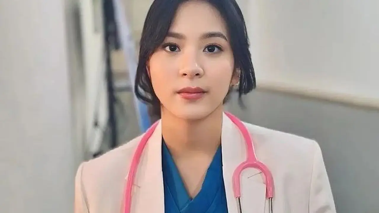 Outfit Boyish ala Zee Ex-JKT48 yang Jadi Dokter Cantik di Series Sekotengs
