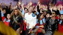 (Kiri-kanan) Beyonce, Chris Martin dari Coldplay dan Bruno Mars tampil pada halftime show Super Bowl 50 yang dihelat di Levi’s Stadium di Santa Clara, California, Minggu (7/2). (Streeter Lecka/Getty Images/AFP)