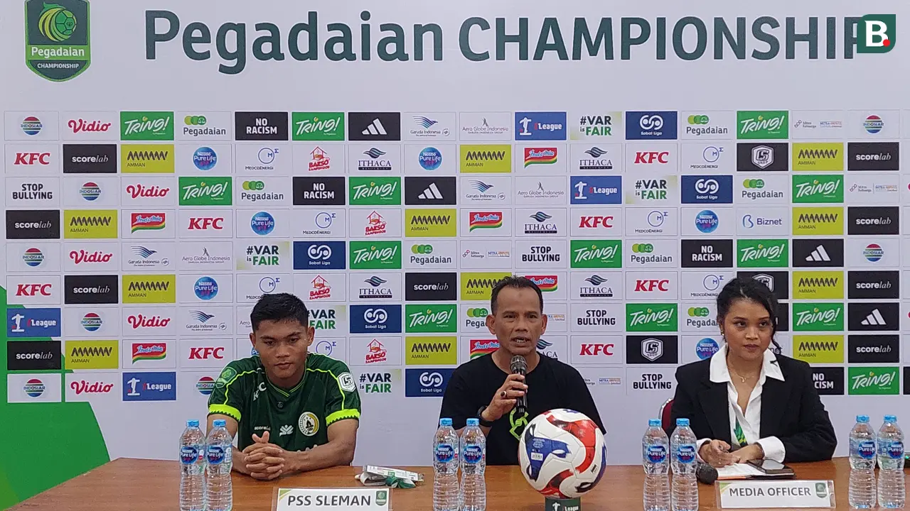 Pelatih PSS Sleman, Ansyari Lubis (tengah)