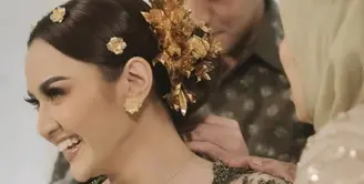 Tampil menawan di hari pertunangan, Mahalini menyematkan niansa Bali pada gaya rambutnya. Dengan sentuhan headpice bernuansa emas, tampilannya semakin mewah dan menawan. [Foto: Instagram/ Thebridestory]