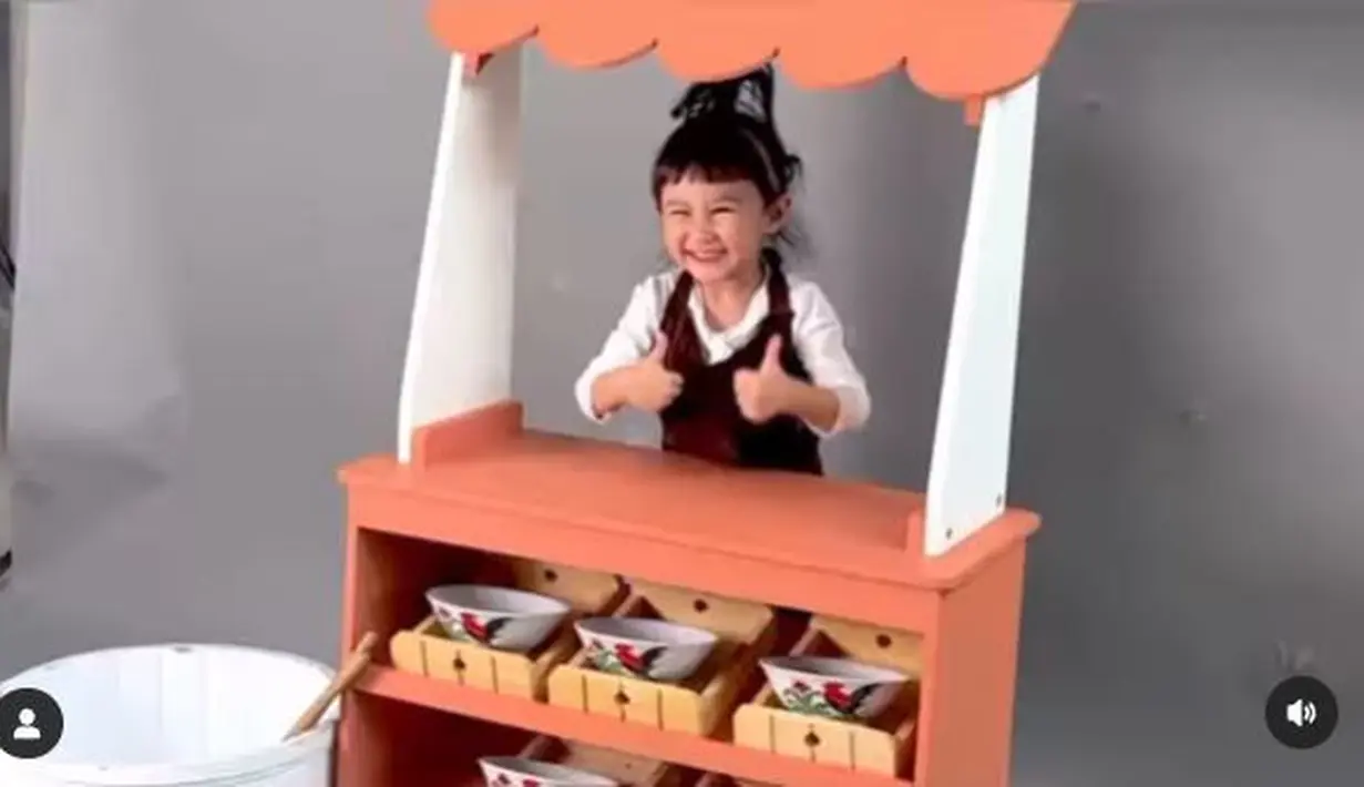 Seolah sebagai bintang iklan yang tengah mempromosikan sebuah produk, gaya Khalisa ini sudah sangat cocok ya. (Foto: Instagram/@kartikaputriworld)