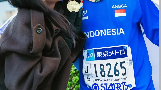 Shenina Cinnamon Hadir Menyemangati Angga Yunanda di Tokyo Marathon dengan penuh senyuman. [@shenacinnamon]