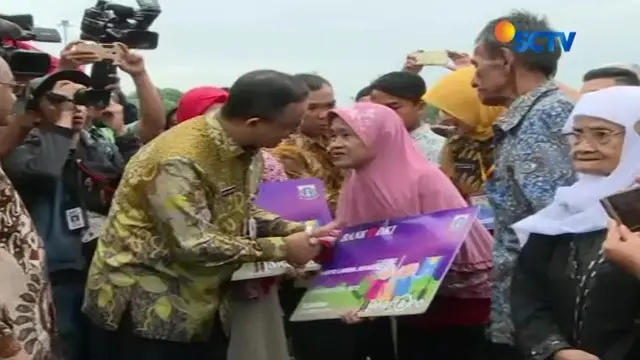 Gubernur DKI, Anies Baswedan luncurkan Kartu Lansia Jakarta. Melalui kartu ini, para lansia mendapat tunjangan sebesar Rp 600 ribu.