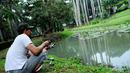 Seorang warga memanfaatkan area danau untuk memancing di Taman Langsat, Kebayoran Baru, Jakarta Selatan, Kamis (06/03/14). (Liputan6.com : Andrian Martinus Tunay)