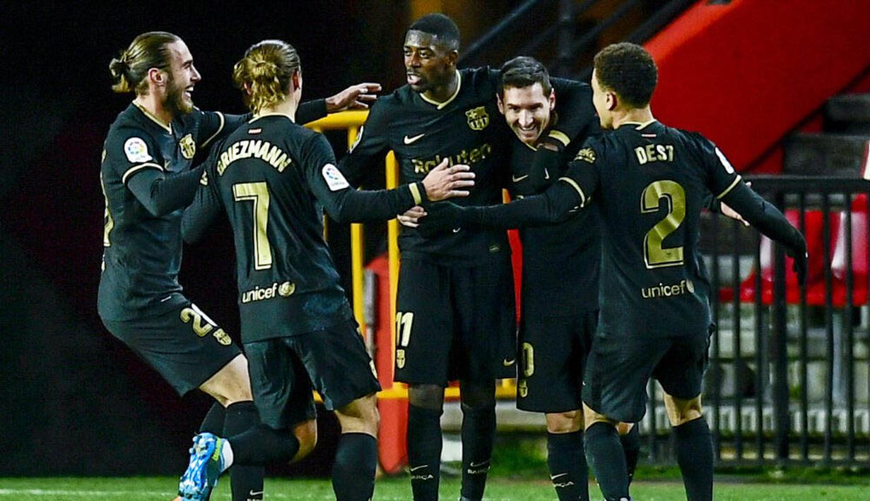 Para pemain Barcelona merayakan gol yang dicetak oleh Lionel Messi ke gawang Granada pada laga Liga Spanyol di Stadion Los Carmenes, Sabtu (9/1/2021). Bracelona menang dengan skor 4-0. (AP/Jose Breton)