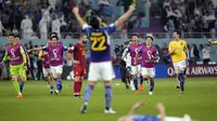Para pemain Jepang merayakan kemenangan atas Spanyol 2-1 usai pertandingan grup E Piala Dunia di Stadion Internasional Khalifa di Doha, Qatar, Jumat, 2 Desember 2022. (AP Photo/Aijaz Rahi)