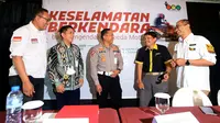 Sekjen Road Safety Association Nursal Ramadhan, Koordinator RSA Rio Oktaviano, Kepala Sub-Direktorat Audit dan Inspeksi - Direktorat Keamanan dan Keselamatan, Korlantas Polri Komisaris Besar Polisi Aries Syahbudin Subdit Promosi dan Kemitraan Keselamatan pada Direktorat Sarana Transportasi Jalan - Direktorat Jenderal Perhubungan Darat - Kementerian Perhubungan Sapril dan Technical Committee ASEAN NCAP Adrianto Wiyono dalam acara FGD keselamatan berkendara bagi pengendara sepeda motor yang diselenggarakan oleh Road Safety Association (RSA) di Jakarta (21/6/2023). (Liputan6.com/HO)