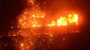 Penampakan Wisma Kosgoro yang mengalami kebakaran, Jakarta, Senin (9/3/2015). Tingginya gedung dan hembusan angin yang kencang membuat api sulit untuk dipadamkan (Twitter.com)
