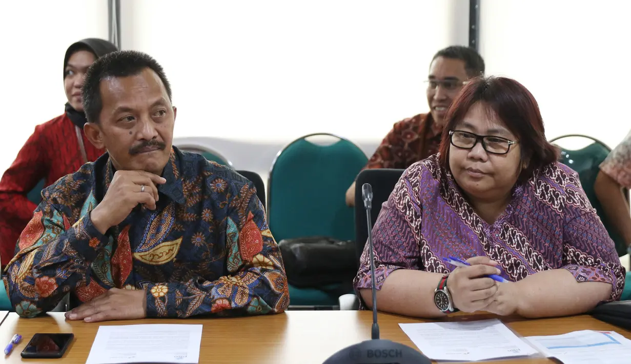 Direktur Gas dan EBT Pertamina Yenni Andayani bersama Direktur Utama PGN Jobi Triananda Hasjim seusai penandatanganan kerjasama Pembangunan dan Pengoperasian bersama Pipa Transmisi Gas Duri-Dumai di Jakarta, Jumat (9/6). (Liputan6.com/Angga Yuniar)