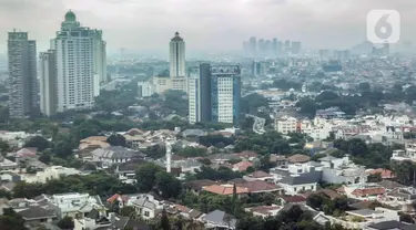 Pemandangan gedung bertingkat dan permukiman warga di antara perpohonan Jakarta, Kamis (13/2/2020). Wahana Lingkungan Hidup (Walhi) menyebut Ruang Terbuka Hijau (RTH) di Jakarta tidak cukup untuk menggerus polusi udara. (Liputan6.com/Faizal Fanani)