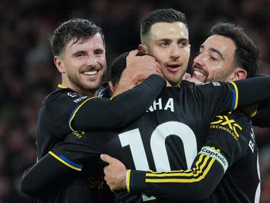 Bruno Fernandes dan Mason Mount menjadi dua pilar utama Setan Merah saat taklukkan Wolverhampton Wanderers. Keduanya mampu tampil apik dan membawa MU berjaya di Molineux Stadium. (AP Photo/Dave Shopland)