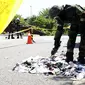 Tentara Korea Selatan yang mengenakan alat pelindung diri memeriksa sampah dari balon yang dikirim oleh Korea Utara di Incheon, Korea Selatan, Minggu (2/6/2024). (Dok. Im Sun-suk/Yonhap via AP)