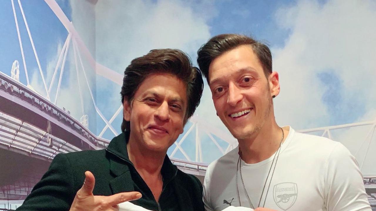 Shah Rukh Khan pamer foto bareng Mesut Ozil, pesepakbola asal Jerman! Aktor Bollywood dan bintang lapangan hijau ini bikin fans histeris. Siapa yang mau ikutan?