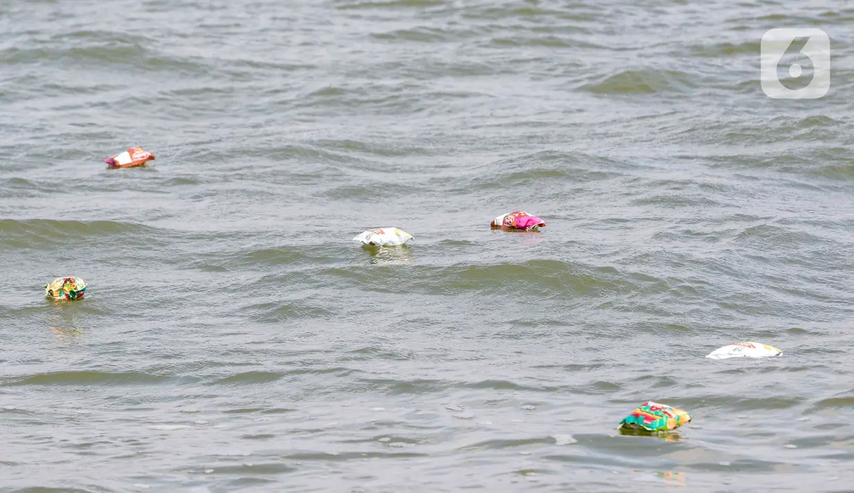 Sejumlah sesaji terlihat di Pantai Tarumajaya, Kabupaten Bekasi, Jawa Barat, Jumat (28/1/2022). Ritual sekaligus bentuk permohonan doa agar diberikan keselamatan dalam melaut. (Liputan6.com/Herman Zakharia)