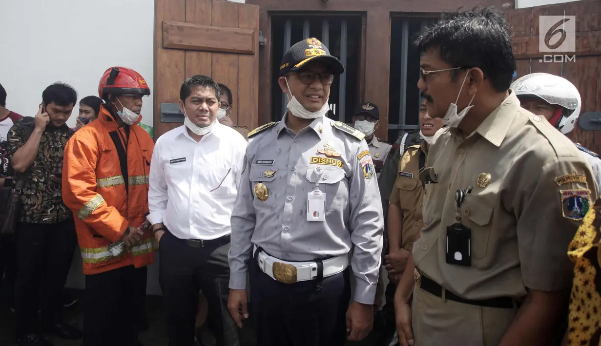 Gubernur DKI Jakarta Anies Baswedan berbincang dengan pejabat Pemprov DKI Jakarta saat meninjau lokasi kebakaran Museum Bahari, di Jalan Pasar Ikan, Penjaringan, Jakarta Utara, Selasa (16/1). (Liputan6.com/Arya Manggala)