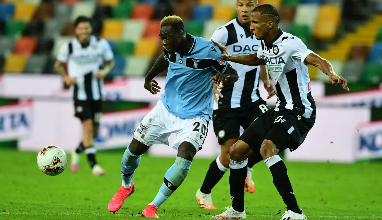 Bek Lazio, Felipe Caicedo, berebut bola dengan bek Udinese, Rodrigo Becao, pada laga lanjutan Serie A pekan ke-33 di Dacia Arena, Kamis (16/7/2020) dini hari WIB. Lazio bermain imbang 0-0 atas Udinese. (AFP/Miguel Medina)