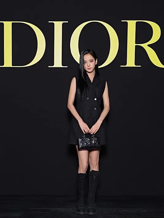 <p>Baru-baru ini, Jisoo menghadiri DIOR Paris Fashion Week, di mana dia memamerkan penampilan baru yang membuatnya tampak seperti orang yang berbeda. (Foto: Instagram/ sooyaaa__)</p>