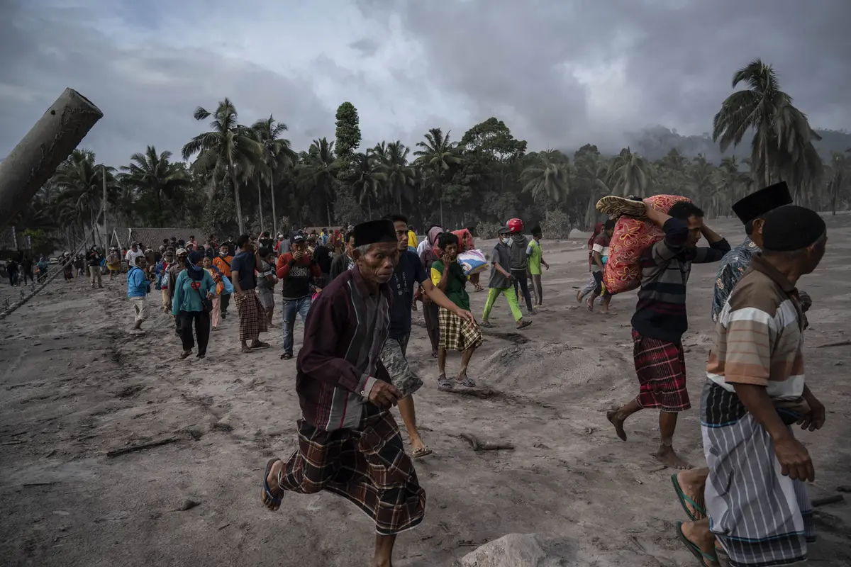 Saat Warga Selamatkan Benda Tersisa dari Amukan Erupsi Gunung Semeru