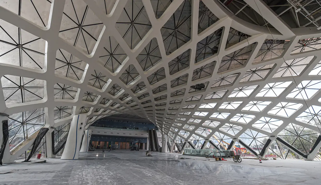 Foto yang diabadikan pada 25 Agustus 2020 ini menunjukkan proyek pembangunan tahap dua gedung Hainan International Convention and Exhibition Center di Haikou, Provinsi Hainan, China selatan. Pekerjaan utama proyek tersebut telah rampung belum lama ini. (Xinhua/Pu Xiaoxu)