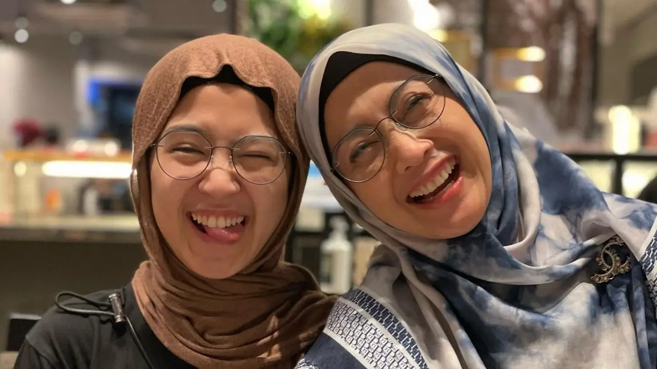 Potret Kompak Desy Ratnasari dan Putri Semata Wayangnya