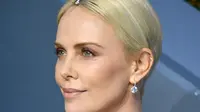 Charlize Theron menghadiri acara SAG Awards 2020. (dok. Foto Jon Kopaloff/GETTY IMAGES NORTH AMERICA/AFP)