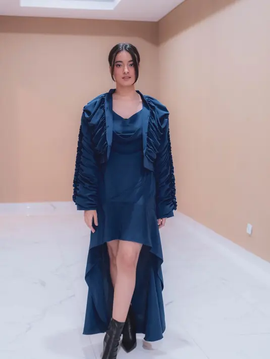 Maxi dress berpotongan asimetris dengan jaket tak kalah dramatis (Foto: @mawar_eva)
