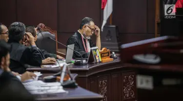 Ekpresi Ketua Tim Hukum Prabowo-Sandiaga, Bambang Widjojanto saat mengikuti sidang putusan sengketa Pilpres 2019 di Gedung Mahkamah Konstitusi (MK), Jakarta, Kamis (27/6/2019). MK akan membacakan putusan sengketa Pilpres 2019 yang dimohonkan kubu Prabowo-Sandiaga. (Liputan6.com/Faizal Fanani)