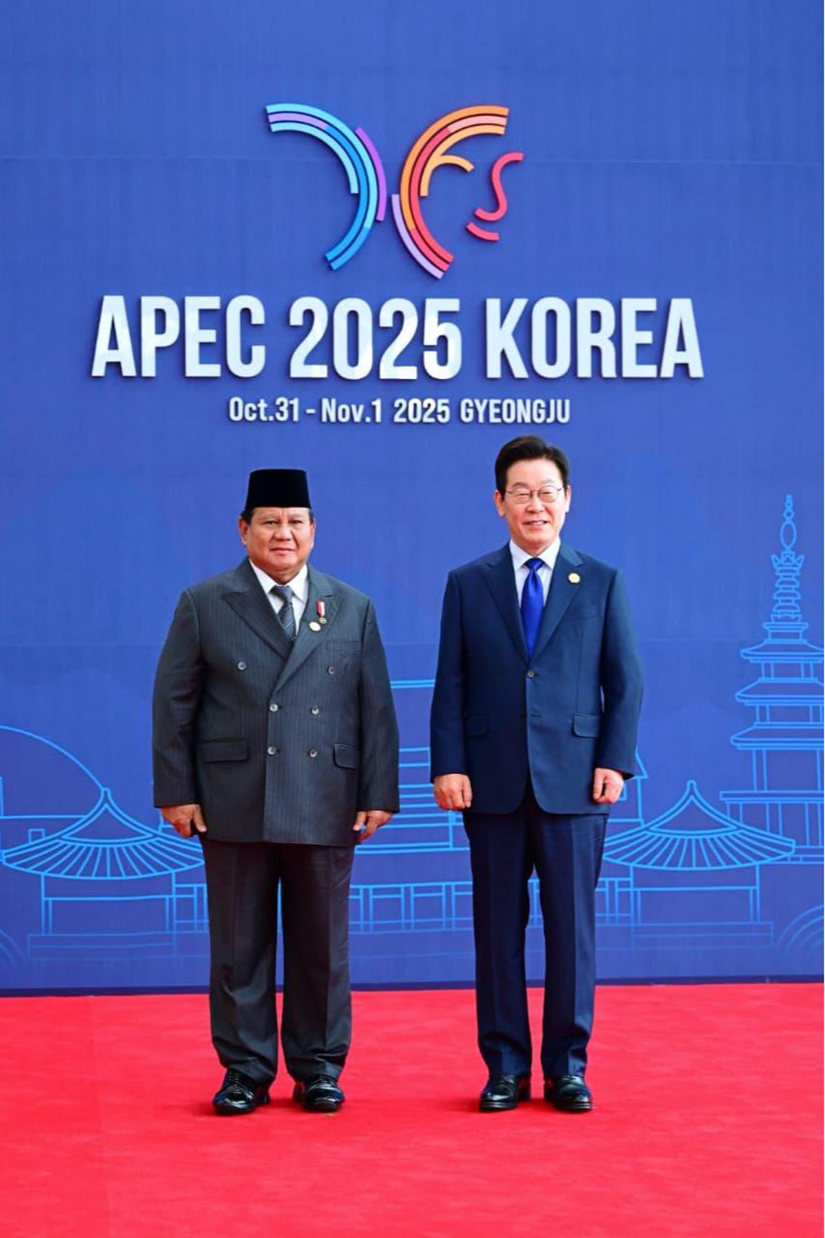Presiden Prabowo Subianto dan Presiden Korea Selatan, Lee Jae-Myung berfoto Bersama jelang KTT APEC Korea Selatan