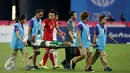 Bek timnas Indonesia U-23, M Abduh Lestaluhu ditandu keluar lapangan saat berlaga melawan Vietnam diperebutan tempat ketiga Sepak Bola SEA Games 2015 di National Stadium Singapura (15/6/2015). Indonesia kalah 0-5. (Liputan6.com/Helmi Fithriansyah)