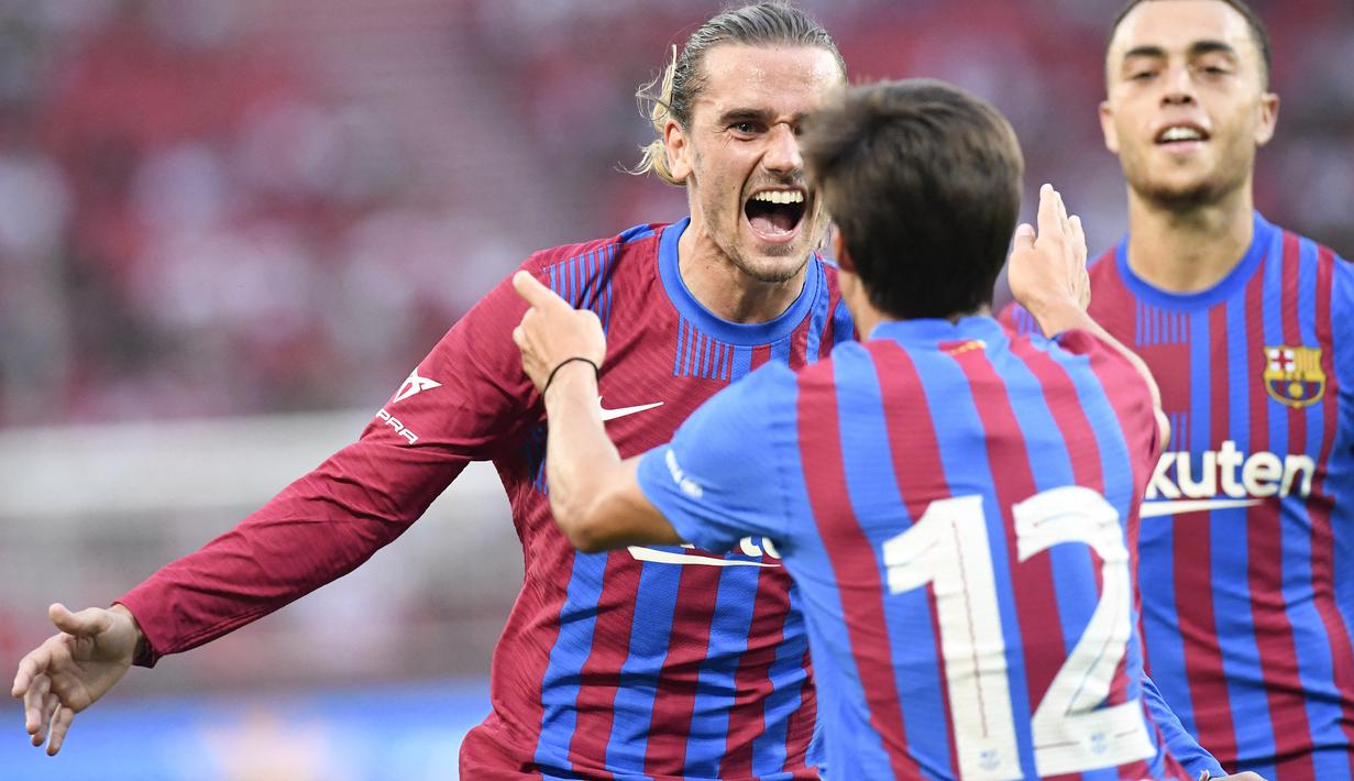 Antoine Griezmann. Striker Prancis berusia 31 tahun ini didatangkan Barcelona dari Atletico Madrid pada awal musim 2019/2020 dengan nilai transfer 120 juta euro atau kini setara Rp1,8 triliun. Saat ini ia tengah menjalani musim keduanya dipinjamkan ke Atletico Madrid. Bersama Barcelona ia total telah tampil dalam 102 laga di semua ajang dengan torehan 35 gol dan 17 assist. Sementara bareng Timnas Prancis ia telah mengoleksi 108 caps dengan torehan 42 gol dan 31 assist sejak melakukan debut pada 5 Maret 2014. (AFP/Thomas Kienzle)