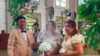 Pasangan Kekasih di Filipina Nekat Menikah di Tengah Banjir