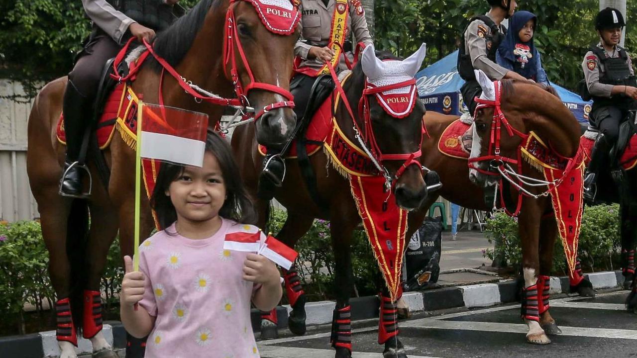 FOTO: Polisi Berkuda Hibur Warga di Hari Bebas Kendaraan Bermotor di Kawasan Bundaran HI